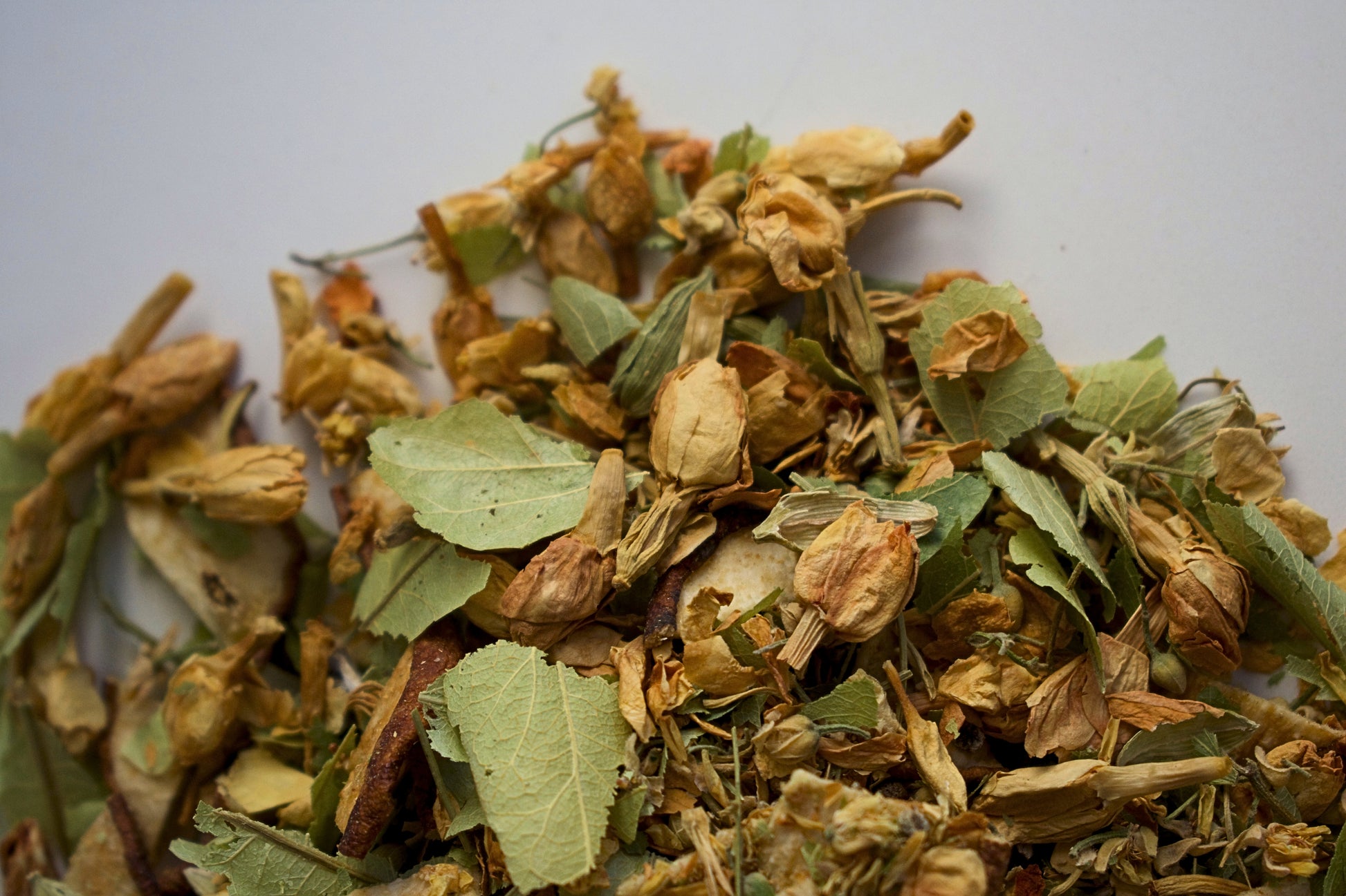Jardim Sereno loose leaves tea on a white background